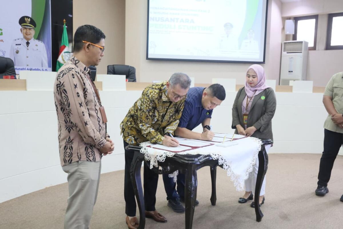 ist
MoU-- Wali Kota Makassar, Munafri Arifuddin, bersama Direktur Utama PT Nusantara Infrastructure Tbk, M. Ramdani Basri menandatangani Nota Kesepahaman (MoU) terkait penanganan stunting pada Jumat (12/12), di Kantor Balai Kota Makassar.
