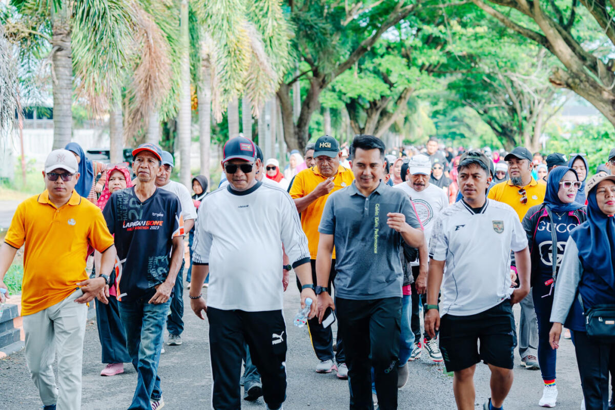JALAN SANTAI -- Bupati Luwu H Patahudding tampak bersama pengurus dan anggota PGRI Kabupaten Luwu  usai melepas secara resmi rombongan peserta jalan santai yang mengambil rute menyusuri poros Trans Makassar–Belopa memutar ke poros jalur dua kembali menuju Lapangan Andi Djemma. 
