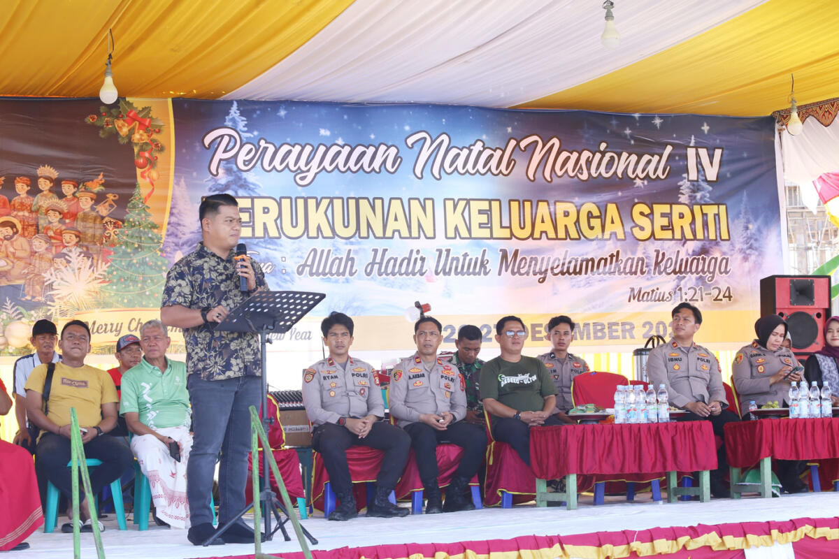 HADIRI NATAL -- Wakil Bupati Luwu, Muh. Dhevy Bijak Pawindu menyampaikan sambutan saat menghadiri peringatan Natal Nasional IV Tahun 2025 Kerukunan Keluarga Seriti (KKS) yang digelar Jumat (26/12). 
