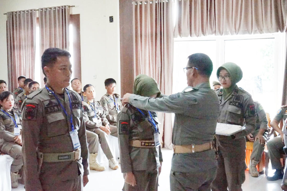 RESMI BERAKHIR -- Plt. Kepala Satuan Polisi Pamong Praja, Baharuddin mewakili Bupati Luwu Timur secara resmi menutup kegiatan Pendidikan Dasar (Diksar) Satuan Polisi Pamong Praja (Satpol PP) Lutim di Hotel Sikumbang, Kecamatan Tomoni, Minggu (14/12). 
