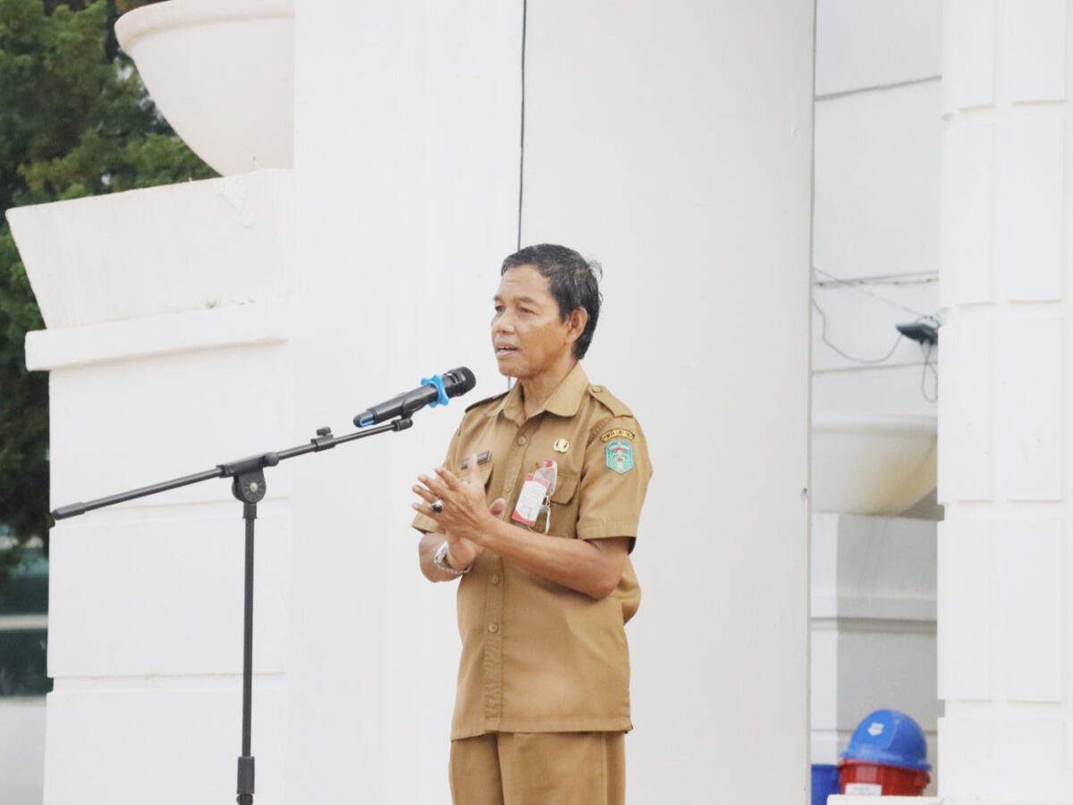 TEKANKAN AKHLAK -- Kepala Dinas Pemberdayaan Masyarakat dan Desa (PMD) Lutim, Rapiuddin Tahir memimpin apel rutin yang berlangsung di Halaman Kantor Bupati Luwu Timur, Senin (8/12). 
