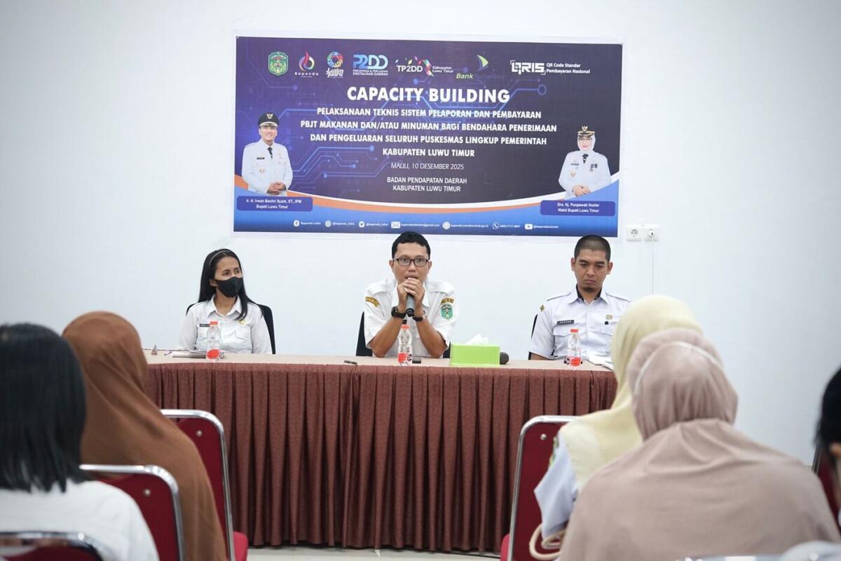 NON TUNAI -- Bapenda Pemkab Luwu Timur menggelar Capacity Building Pelaksanaan Teknis Sistem Pelaporan dan Pembayaran PBJT Makan/Minum bagi Bendahara Penerima dan Pengeluaran pada seluruh Puskesmas di Kabupaten Luwu Timur di Aula Kantor Bapenda Lutim, Rabu (10/12).  
