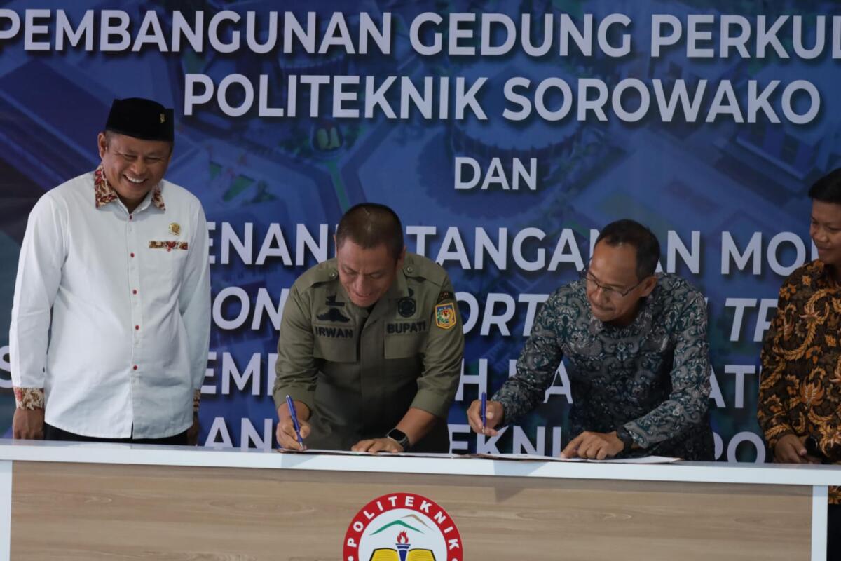 BATU PERTAMA -- Bupati Luwu Timur, Irwan Bachri Syam menghadiri peletakan batu pertama pembangunan Gedung Perkuliahan dan Peresmian Papan Nama Politeknik Sorowako (Poliwako), Kampus Politeknik Sorowako, Kecamatan Nuha baru-baru ini.   
