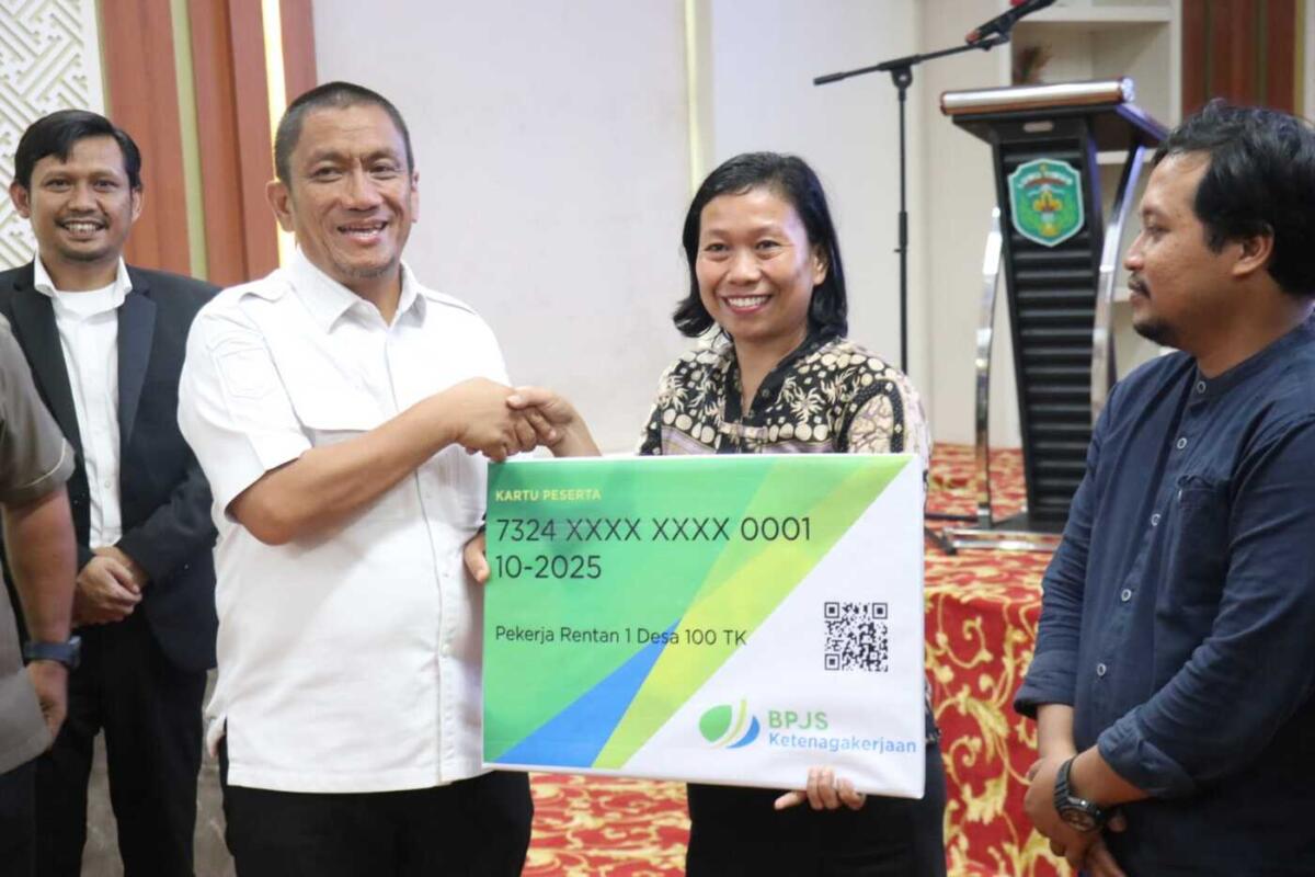 LAUNCHING -- Bupati Luwu Timur, Irwan Bachri Syam melaunching Program BPJS Ketenagakerjaan bagi pekerja rentan. Program ini menyasar 12.800 orang dari 125 desa dan tiga kelurahan di Aula Sasana Praja, Kantor Bupati Luwu Timur baru-baru ini.
