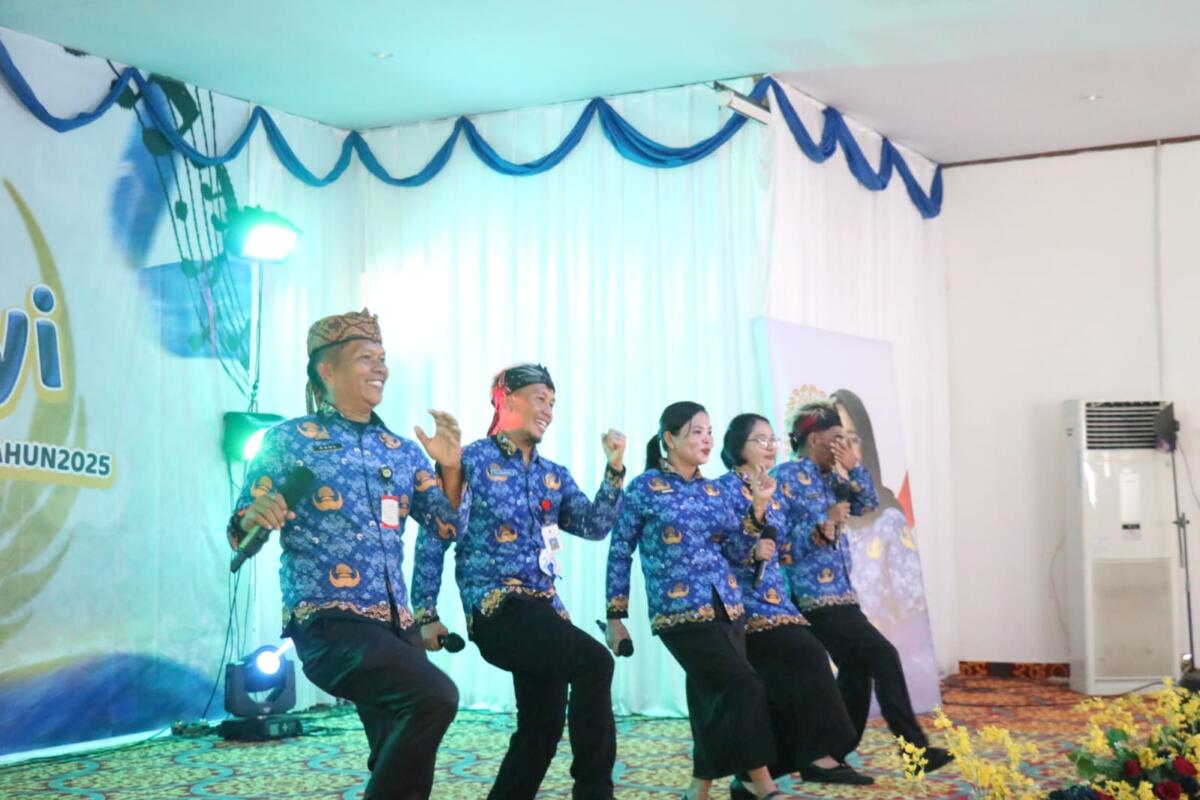 LOMBA MENYANYI -- Wakil Bupati Luwu Timur, Hj. Puspawati Husler tampil memukau dengan suara khasnya saat membawakan lagu dalam acara Lomba Sambung Lirik yang digelar untuk memperingati HUT Korpri ke-54 Tahun 2025 Kabupaten Luwu Timur di Aula Dinas Pendidikan dan Kebudayaan (Disdikbud) baru-baru ini.  
