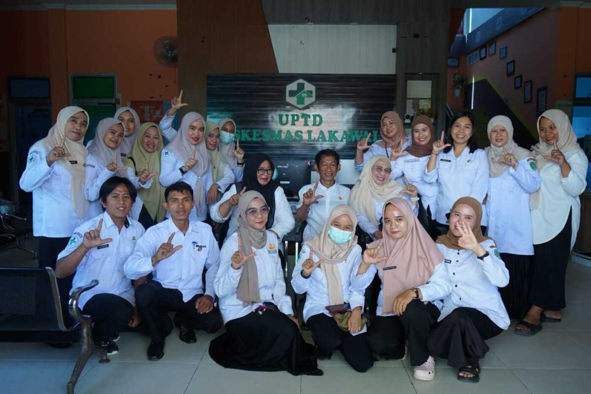 MONEV -- Wakil Bupati Luwu Timur sekaligus Ketua Komisi Penanggulangan AIDS Luwu Timur (KPA Lutim), Hj. Puspawati Husler foto bersama usai memimpin Monev program penanggulangan HIV AIDS baru-baru ini.
