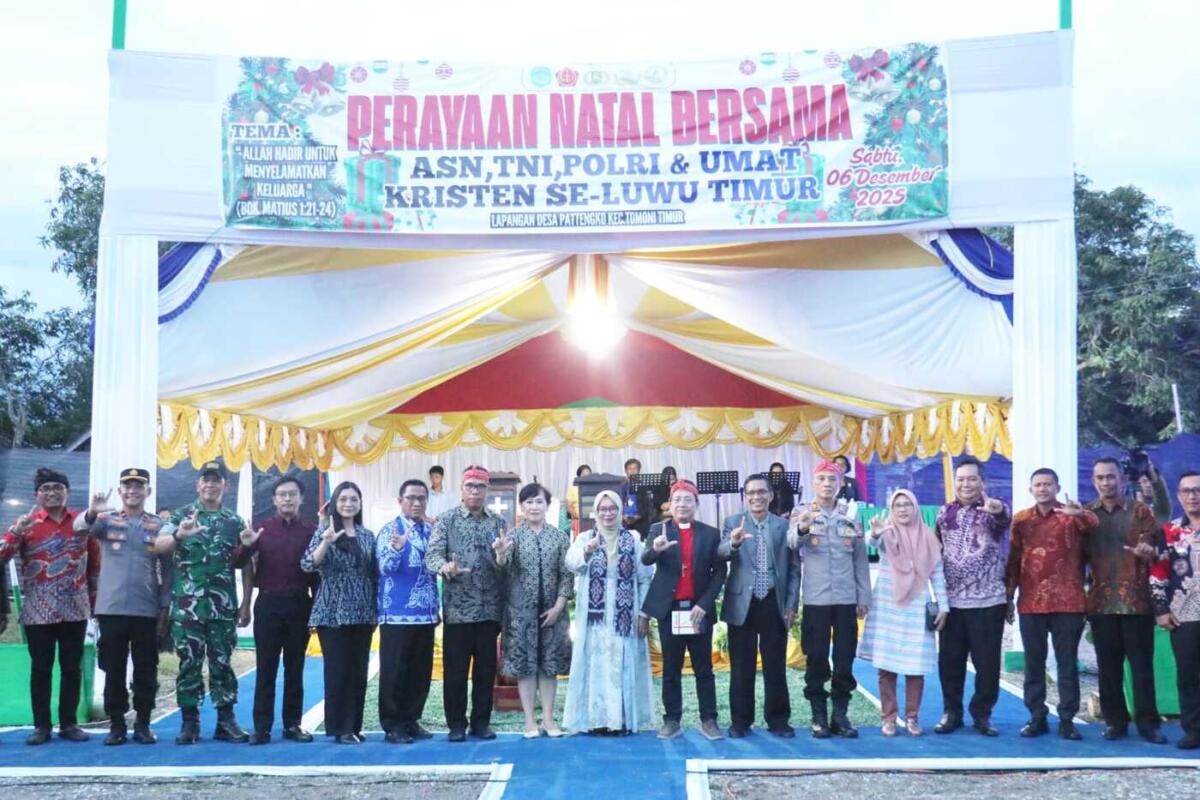 HARMONIS -- Wakil Bupati Luwu Timur, Hj. Puspawati Husler menghadiri perayakan Natal tahun 2025 se-Kabupaten Luwu Timur  di Lapangan Desa Pattengko, Kecamatan Tomoni Timur, Sabtu (6/12). 
