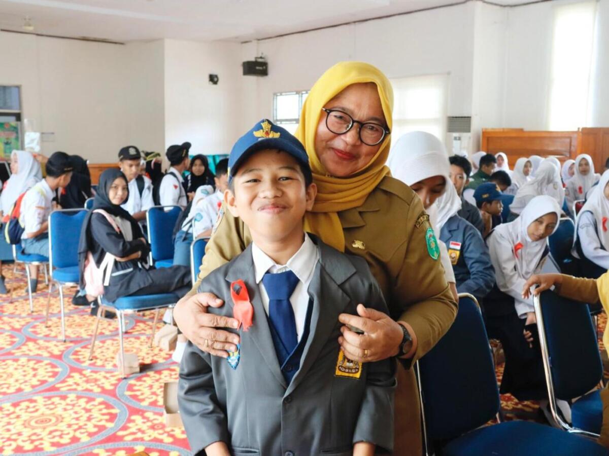PENYULUHAN -- Wakil Bupati Luwu Timur sekaligus Ketua KPA, Hj. Puspawati Husler foto bersama usai membuka kegiatan penyuluhan pencegahan HIV dan AIDS  di Aula Dinas Pendidikan, Selasa (9/12).