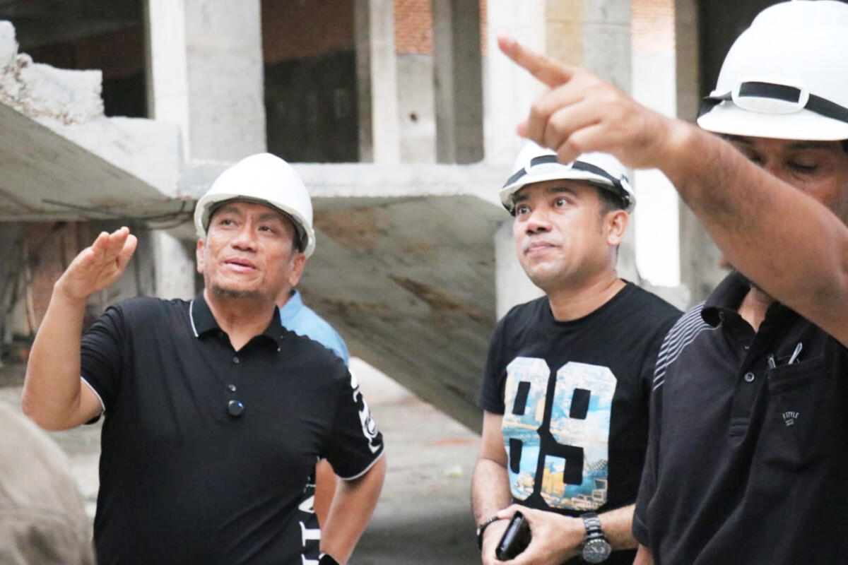 PUSAT EKONOMI -- Bupati Luwu Timur, Irwan Bachri Syam saat mengunjungi Pasar Tomoni, Minggu (30/11).  Irwan  memastikan Pasar Tomoni menjadi tujuan kunjungan dan sebagai pusat aktivitas ekonomi di Kecamatan Tomoni.