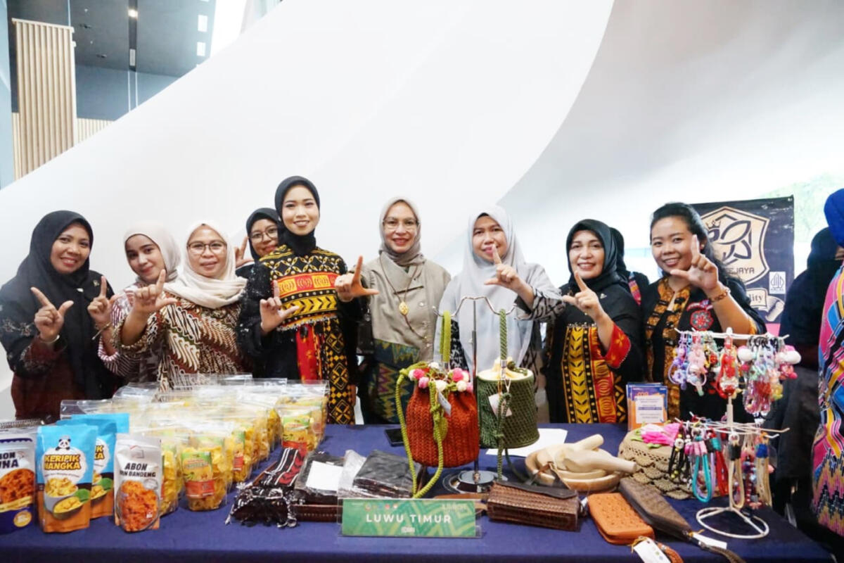 PEMBUKAAN -- Ketua Dewan Kerajinan Nasional Daerah (Dekranasda) Kabupaten Luwu Timur, dr. Ani Nurbani Irwan menghadiri acara pembukaan UMKM FI3STA 2025 di Hotel Mercure Makassar Nexa Pettarani baru-baru ini. 