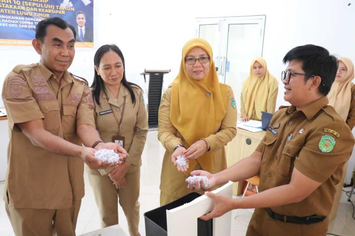 MUSNAHKAN -- Dinas Perpustakaan dan Kearsipan (DPK) Kabupaten Luwu Timur melaksanakan kegiatan pemusnahan arsip retensi di bawah 10 tahun di Kantornya,  Senin (15/12).
