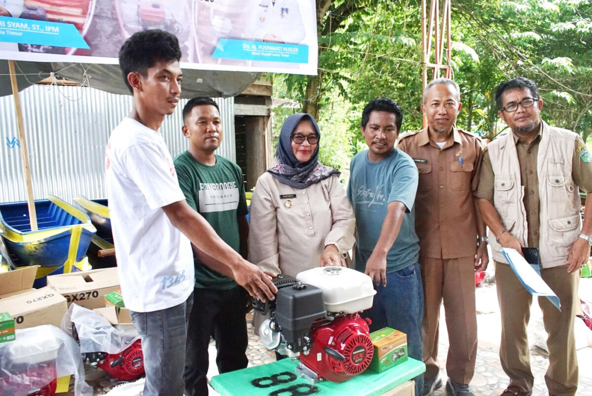 BANTUAN -- Wabup Lutim Hj. Puspawati Husler menyerahkan bantuan sarana budidaya ikan kepada tiga kelompok pembudidaya ikan secara simbolis di Desa Atue, Kecamatan Malili, Selasa (16/12

