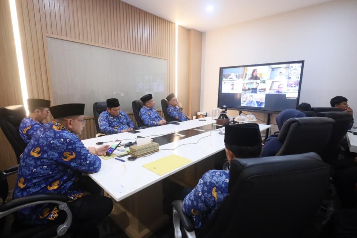 ist
RAKOR--Wali Kota Makassar, Munafri Arifuddin, bersama jajaran OPD mengikuti rakor secara virtual yang dipimpin langsung Mendagri, Tito Karnavian, Senin (1/12).
