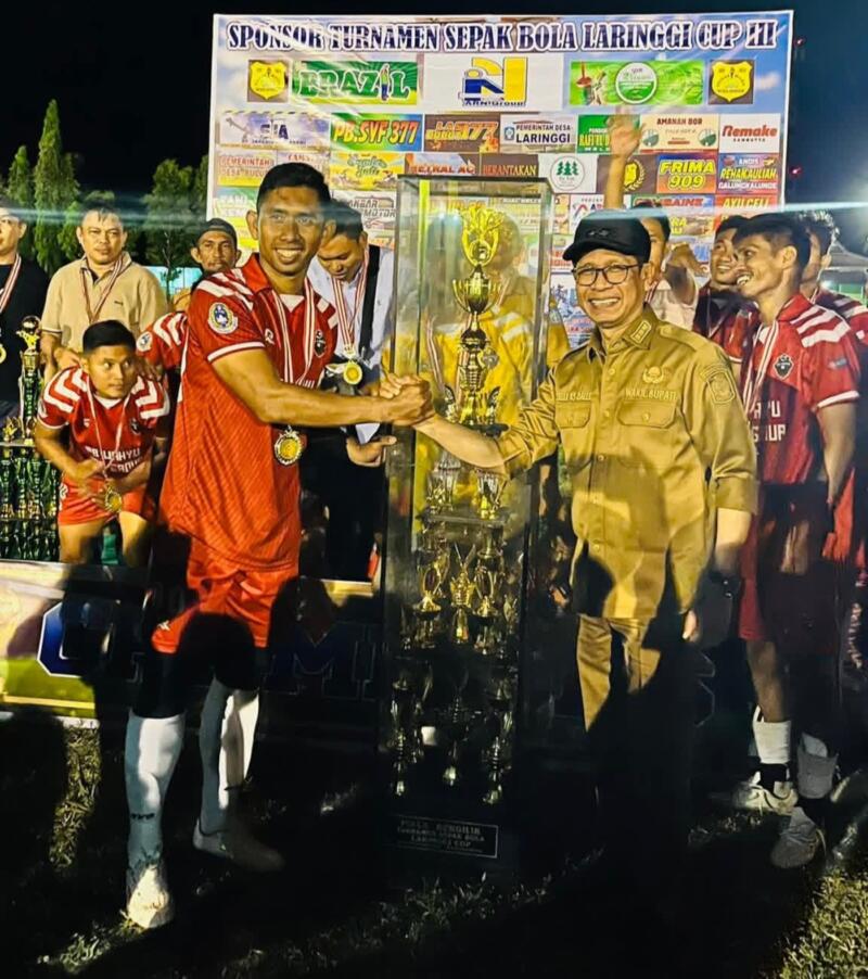 JUARA -- Klub Kaca FC foto bersama usai memastikan gelar juara melalui drama adu penalti atas Angkasa Putra FC dengan skor 6-5 di Lapangan Sepakbola Lade Welonge, Desa Laringgi, Kecamatan Marioriawa Kabupaten Soppeng,  Selasa (16/12).