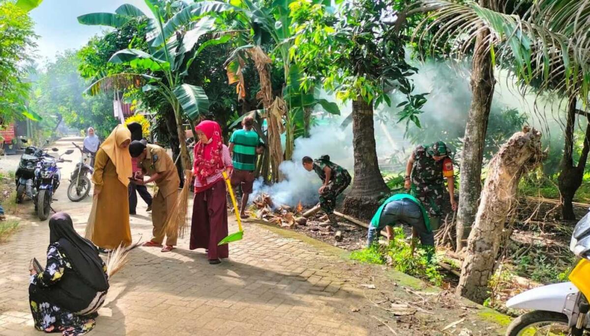 KARYA BAKTI -- Koramil 1423-02/Marioriawa bersama pemerintah kelurahan dan masyarakat setempat melaksanakan kegiatan karya bakti pembersihan saluran air di wilayah Perkampungan Kaca, Kelurahan Kaca, Kecamatan Marioriawa, Kabupaten Soppeng, Selasa (9/12).
