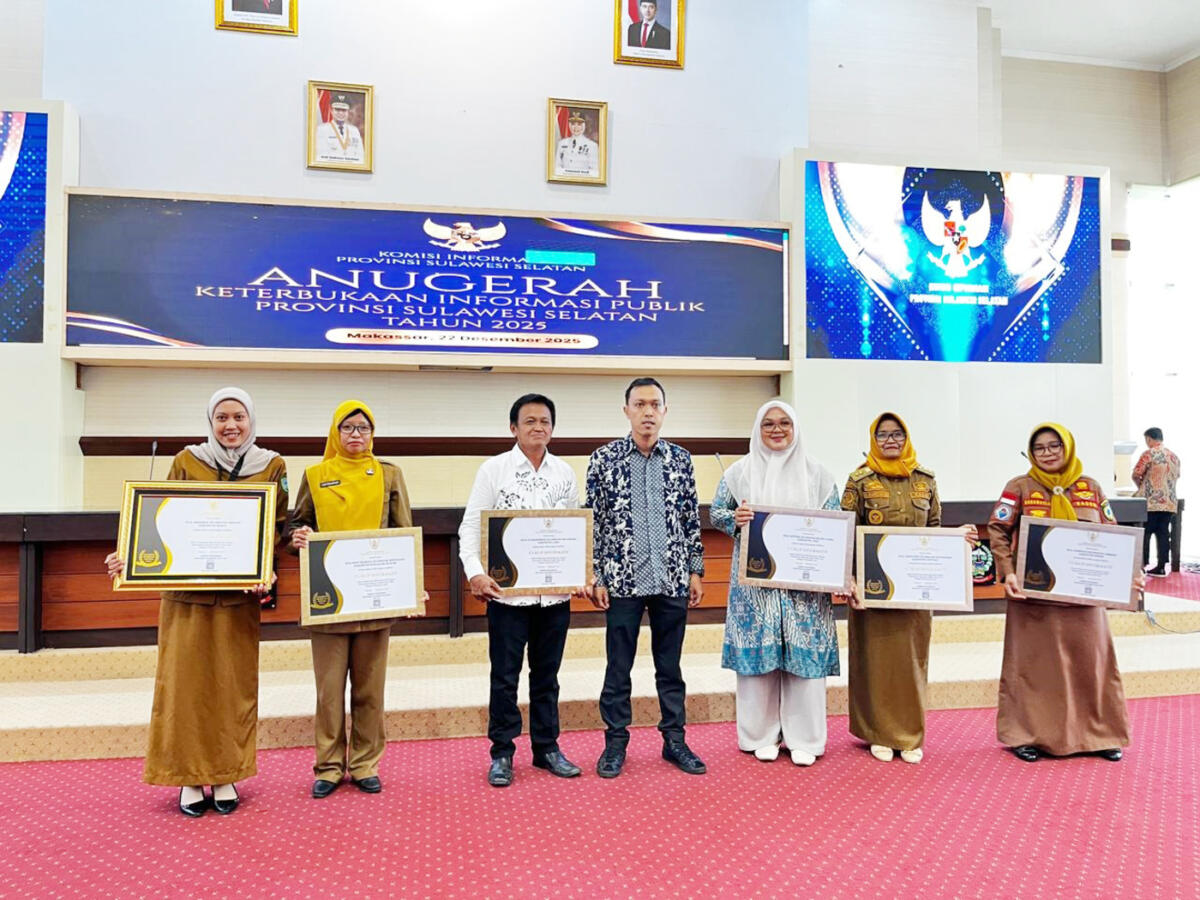 PENGHARGAAN -- Desa Panincong, Kecamatan Marioriawa Kabupaten Soppeng meraih Anugerah KIP Sulawesi Selatan Tahun 2025 yang diselenggarakan KIP Sulawesi Selatan di Makassar baru-baru ini.  Tampak para Kades peraih penghargaan foto bersama usai menerima penghargaan.