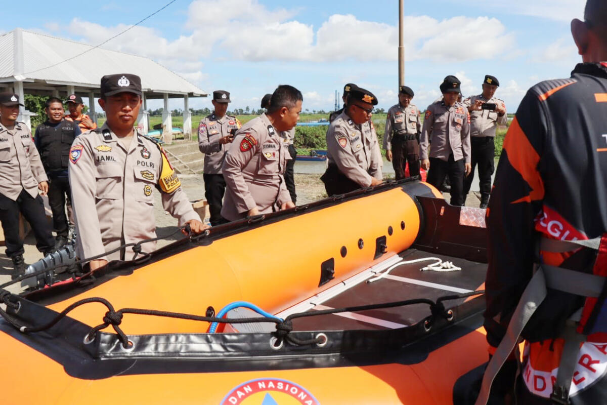 PELATIHAN -- Polres Soppeng melaksanakan kegiatan pelatihan pengoperasian perahu karet bagi personel kepolisian di wilayah Kecamatan Marioriawadi wilayah Anetue, Kelurahan Kaca, Kecamatan Marioriawa. Kamis (11/12).  
