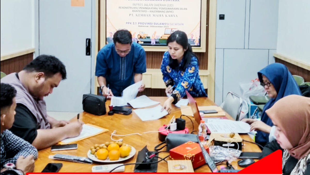 KUCURKAN ANGGARAN -- Pemerintah Pusat menggelontorkan anggaran melalui progran IJD Rekontruksi/Peningkatan/Pemeliharaan Jalan poros Rantetayo-Kalembang sebesar Rp 16,108 milyar dan telah diteken kontraknya di Makassar pada Jumat (19/12) lalu. 
