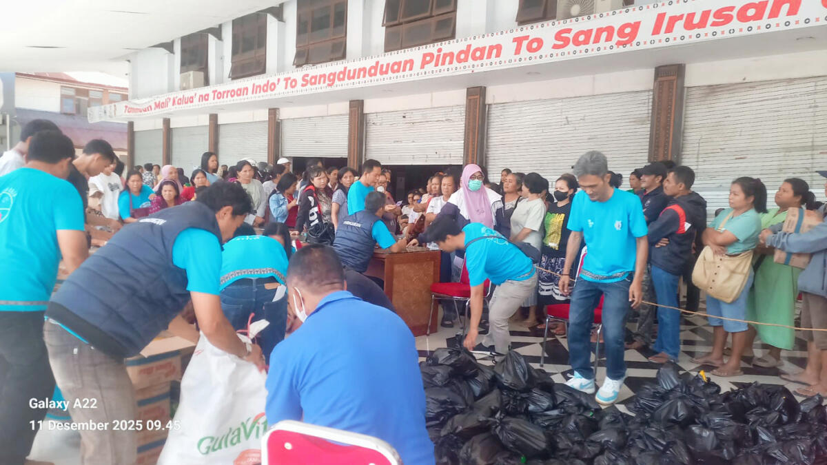 PANGAN MURAH -- Dinas Perindustrian Perdagangan Pemkab Tana Toraja menggelar Gerakan Pangan Murah (GPM) di 11 kecamatan di Gedung Tammuan Malli Kecamatan Makale, Kamis (11/12). Program GPM dilakukan
guna menjaga stabilitas harga menjelang Natal dan Tahun Baru (Nataru) 2026.

