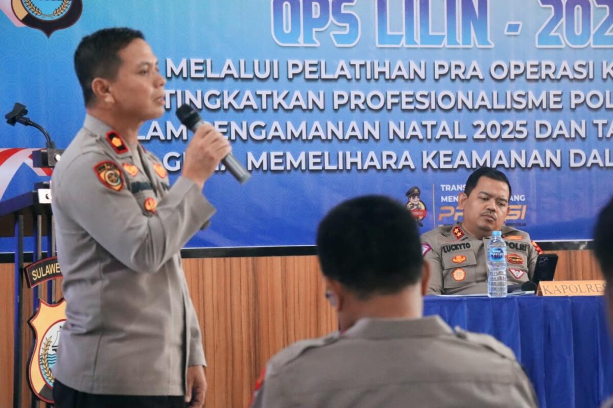 PRA OPERASI -- Polres Toraja Utara menggelar latihan Pra Operasi (Lat Pra Ops) menjelang Operasi Kepolisian Terpusat Lilin-2025 di Aula Mapolres Toraja Utara, Sabtu (13/12).