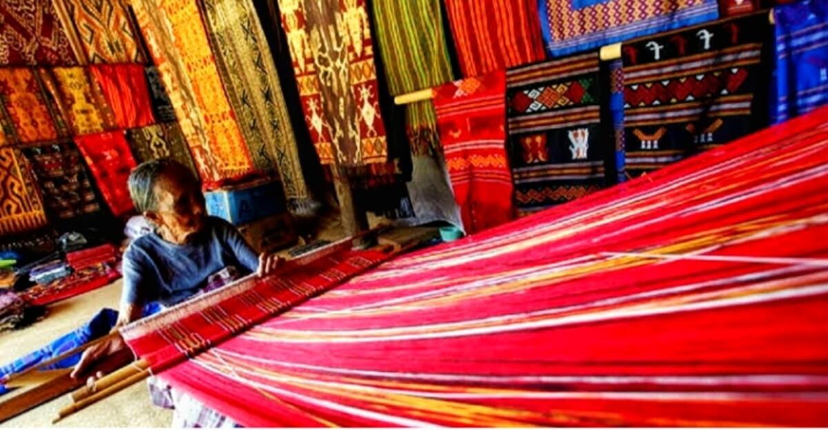PESONA TENUN -- Penenun Tana Toraja akan memadati Pasar Seni Makale dalam rangka gelaran Event Pesona Tenun dan Pekan Budaya Tana Toraja, 19-21 Desember 2025 mendatang. Para pengrajin tenun lokal tampil bersama mengekspresikan keahlian sebagai identitas budaya Toraja. 
