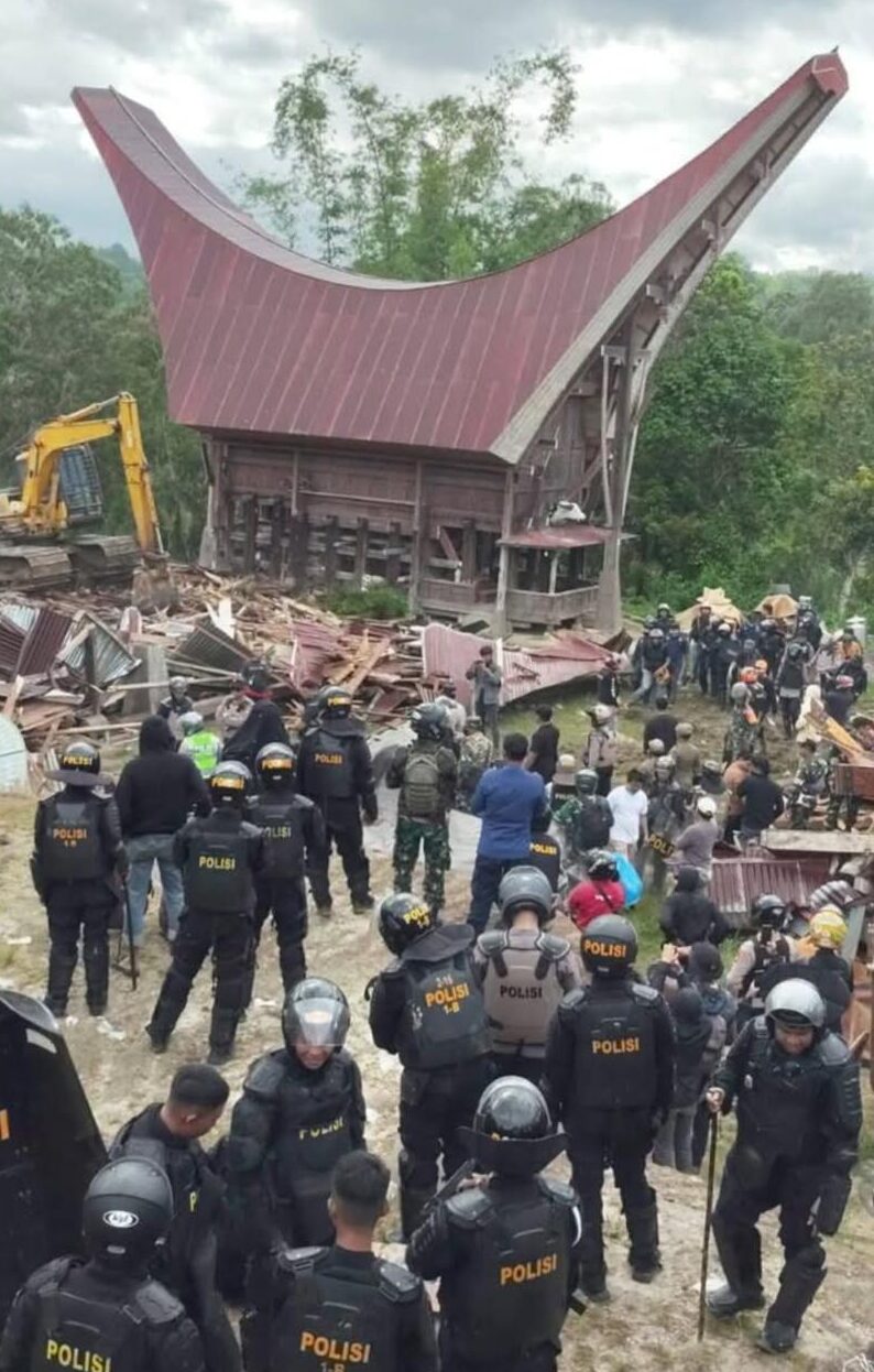 PRIHATIN -- Bupati Tana Toraja, Zadrak Tombeg mengaku prihatin terhadap eksekusi tongkonan Ka'pun yang selamai ini merupakan identitas warga Toraja oleh kepolisian.