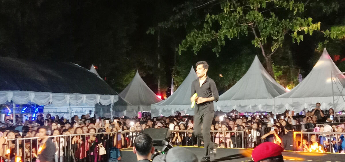 SEMARAK -- Artis Fresly Nikijuluw tampil sebagai bintang tamu dengan menampilkan beberapa tembang hits hingga membuat pengunjung larut dengan suasan joget dan bergoyang menambah semarak suasana
