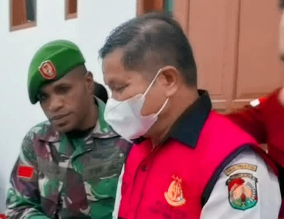 DITAHAN -- Kejari Tana Toraja melakukan penahanan terhadap Kabid Sarana dan Prasarana (Sarpras) Dinas Pertanian Toraja Utara TR setelah ditetapkan sebagai tersangka kasus dugaan korupsi program irigasi di Toraja Utara. 

