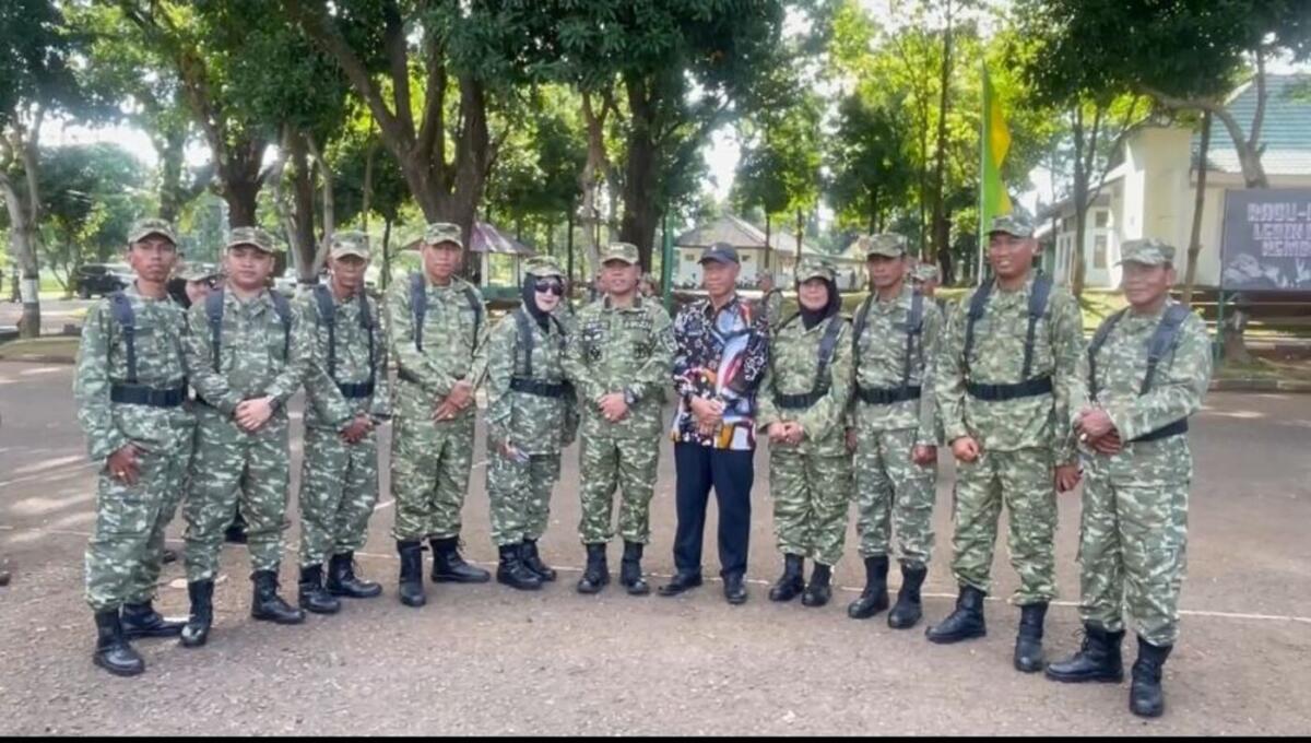 APRESIASI -- Bupati Andi Rosman foto bersama para Kades asal Wajo usai menghadiri retret dan Jambore Kepala Desa se Sulsel di Mako Rindam XIV Hasanuddin, Pakatto, Kecamatan Bontorannu, Kabupaten Gowa baru-baru ini.
