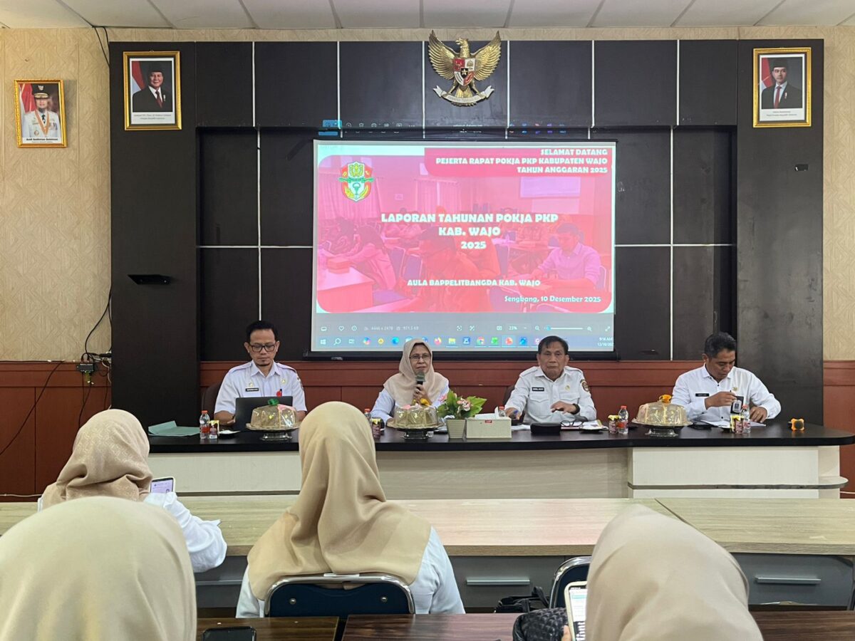 RAPAT -- Sekkab Wajo Armayani saat membuka rapat kelompok kerja Pengembangan Perumahan dan Kawasan Permukiman (Pokja PKP) baru-baru ini.
