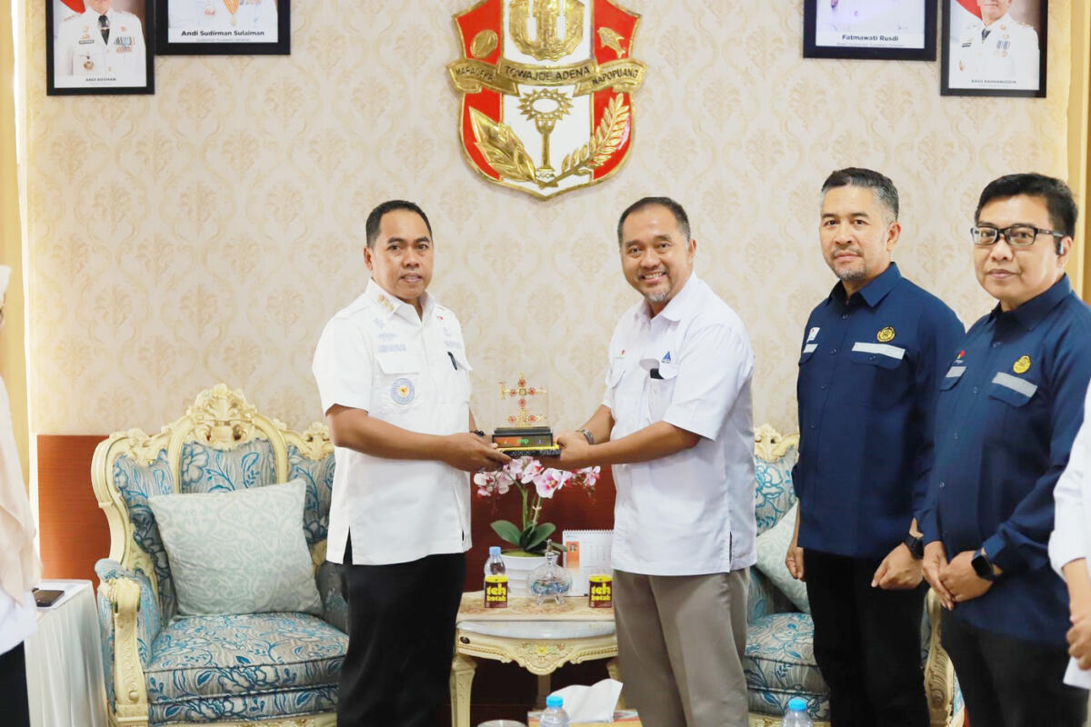 KUNJUNGAN -- Bupati Wajo, Andi Rosman saat menerima kunjungan PT Energy Equity Epic Sengkang (EEES) dan Satuan Kerja Khusus (SKK) Migas Perwakilan Kalimantan-Sulawesi di Ruang Kerja Bupati, Rabu (10/11).
