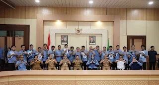 Tasming Hamid Serahkan SK Pengawai PAM Tirta Karajae