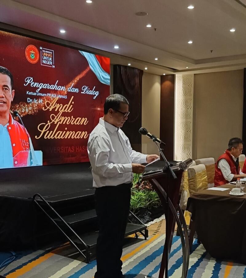 Ketua IKA Unhas yang juga Mentan RI Andi Amran Sulaiman berbicara di depan peserta rakor dan silaturahmi IKA Unhas di Hotel Four Points, Jumat (2/1/2026).