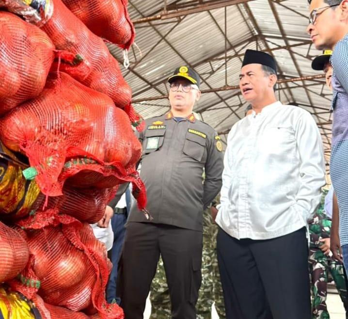 Mentan Andi Amran Sulaiman saat melihat langsung bawang bombay yang ditahan di Semarang, Sabtu (10/1/2026).