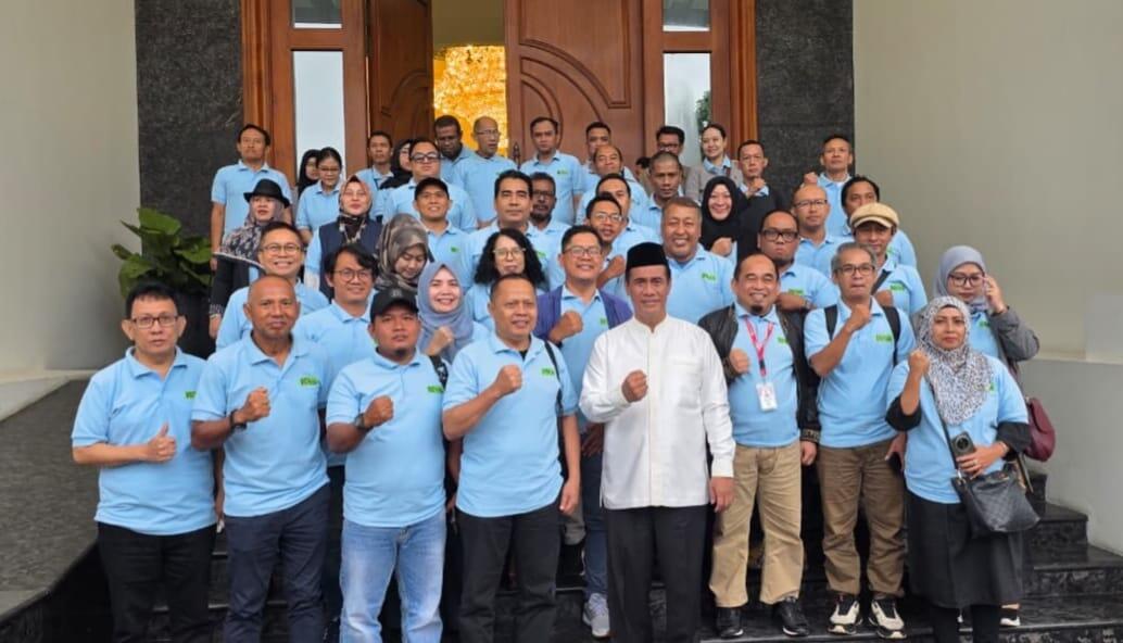 Mentan Amran foto bersama pimpinan media Jawa Pos Group usai berdialog di kediaman pribadinya di kawasan Kalibata, Jakarta Selatan. 