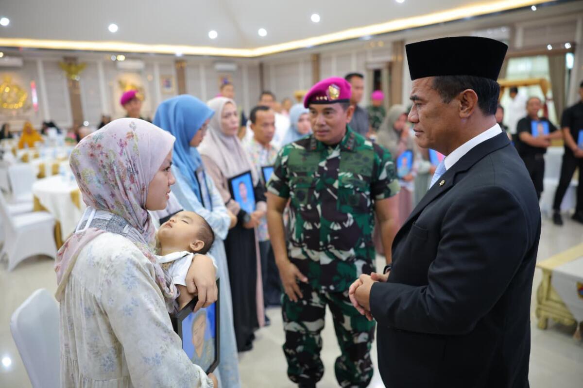 Mentan Amran Beri Santunan Rp 1 Miliar untuk Keluarga Prajurit Marinir yang Gugur