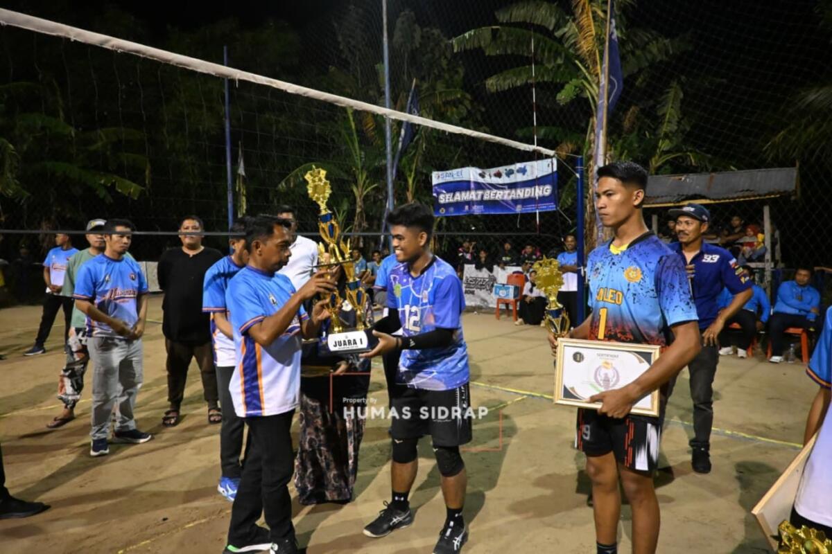IST
MENUTUP--Bupati Sidrap H. Syaharuddin Alrif telah menutup Turnamen Bola Voli Nusantara Cup XIV Tahun 2025 di Desa Takkalasi, Kecamatan Maritengngae, Sabtu (10/1) malam.
