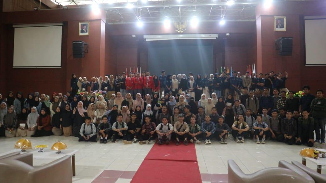 Foto bersama usai seminar nasional yang dilaksanakan HMJ SI UINAM. 