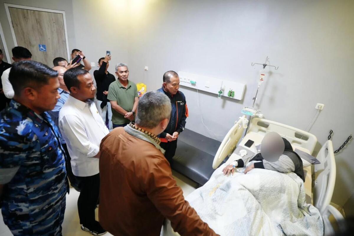 Ibunda Kopilot Pesawat ATR 42-500 Dirawat di RS, Dijenguk Menhub dan Gubernur