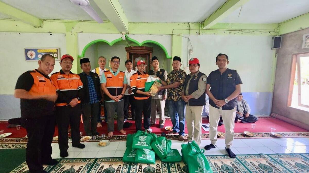 Edy Manaf Bersama Baznas Serahkan Bantuan di Sumbar
