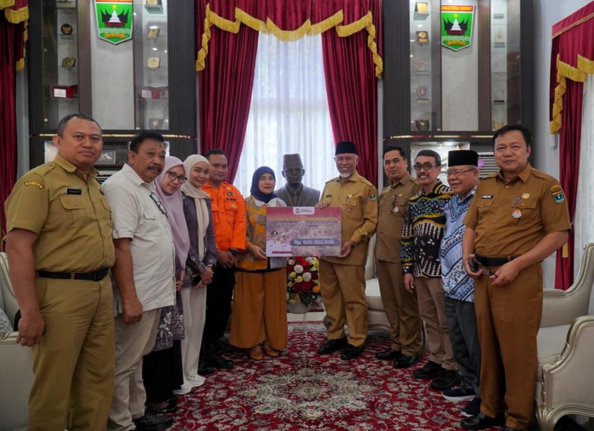 Wakil Wali Kota Makassar Aliyah Mustika Ilham menyerahkan bantuan kemanusian bagi masyarakat terdampak bencana yang diterima Gubernur Sumatra Barat Mahyeldi Ansharullah.