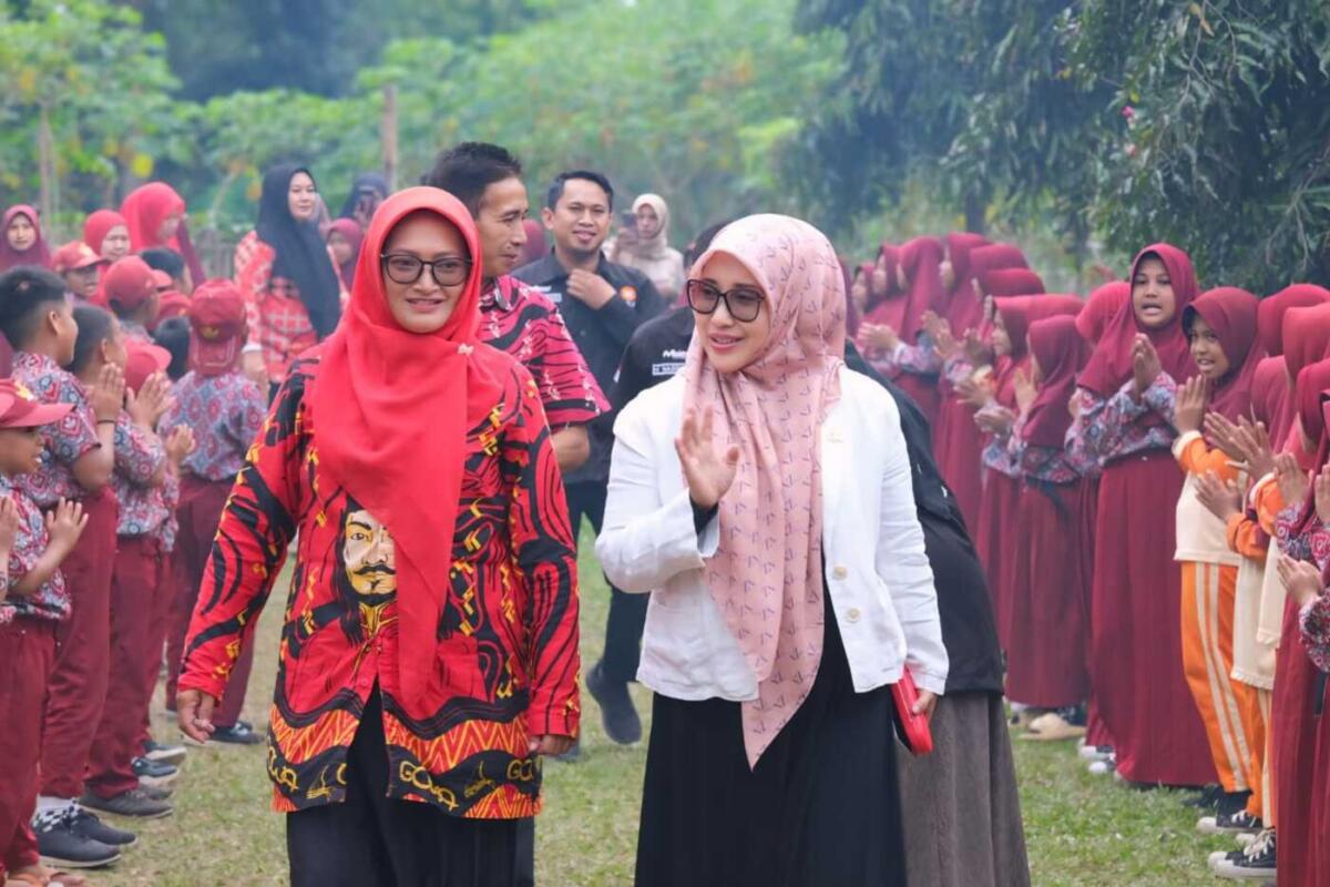IST
KUNJUNGAN--Legislator PKS selaku Anggota Komisi XIII DPR RI Dr Hj Meity Rahmatia ketika melakukan kunjungan kesebuah sekolah di kabupaten Gowa 
