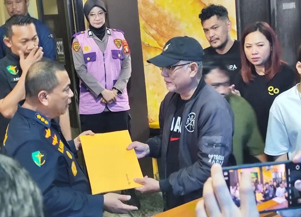 Linangan Air Mata di Penyerahan Jenazah Korban Pesawat ATR 42-500 ke Keluarga