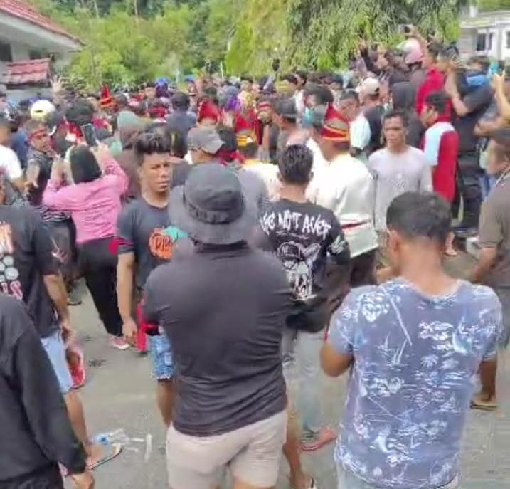 Ratusan Warga Melonguane, Talaud Desak Panglima TNI Tindak Tegas Oknum TNI AL Pelaku Pengeroyokan