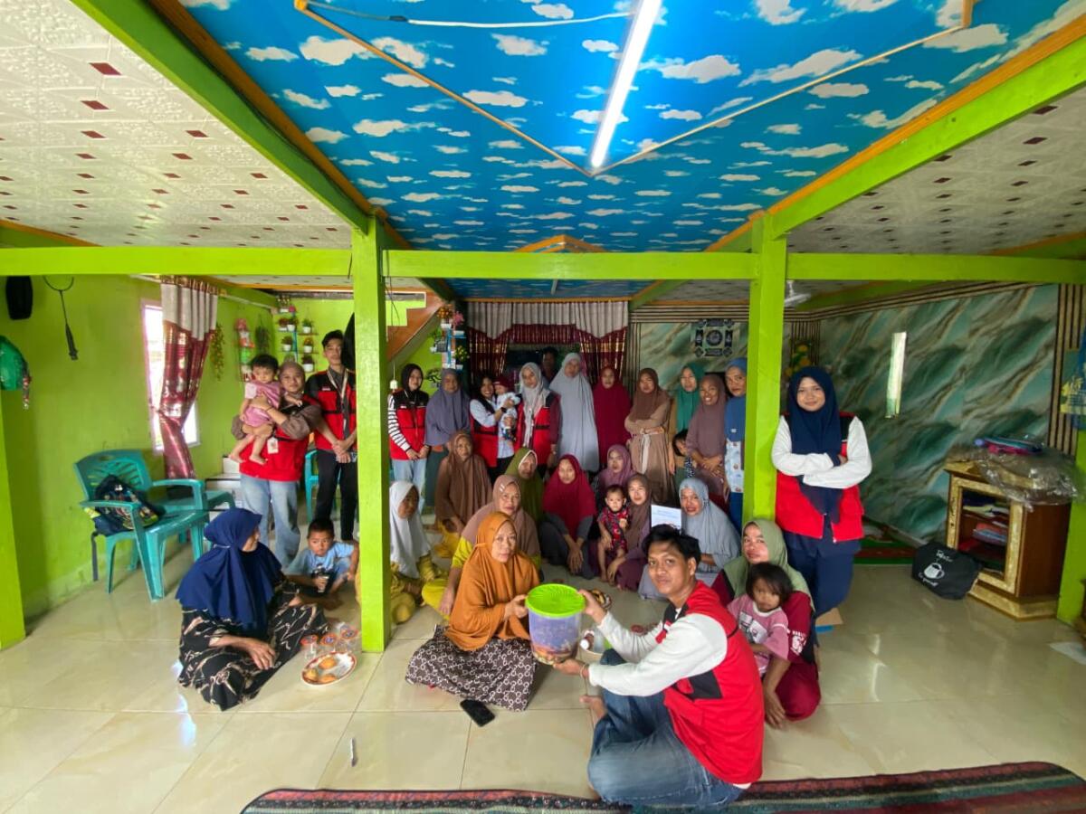 Mahasiswa KKN Unhas Latih Warga Desa Pajukukang Buat Eco Enzyme