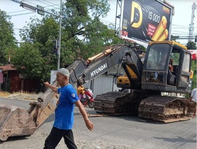 Demo Pemekaran Meluas, Ekskavator Lumpuhkan Jalan Trans Sulawesi Poros Makassar-Palopo