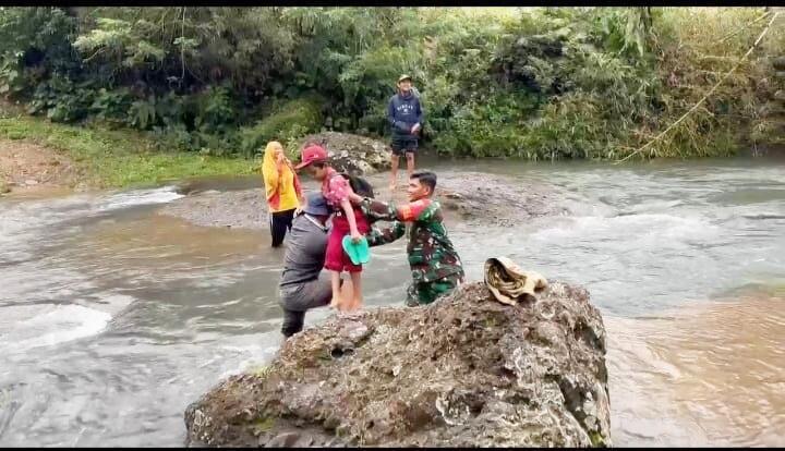 Jembatan tak Ada, Babinsa di Pangkep Bantu Warga dan Anak Sekolah Menyeberangi Sungai