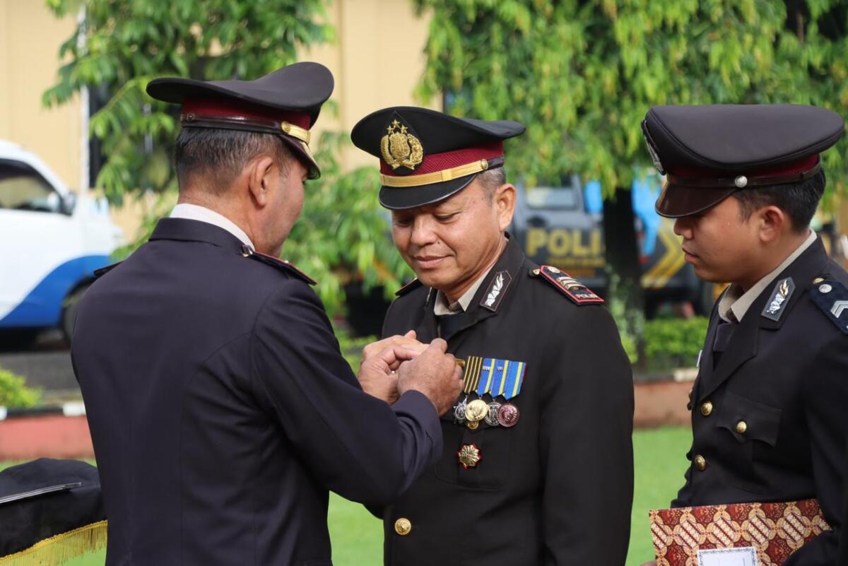 Anugerah Tanda Kehormatan dan Reward Bagi Personel Polres Maros