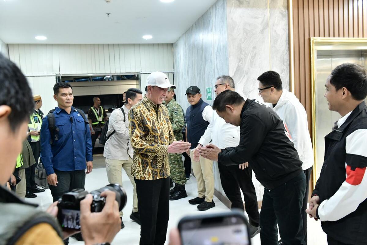 Jokowi Tiba di Makassar, Disambut Rusdi Masse dan Ribuan Kader PSI