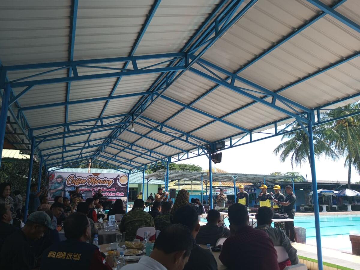 Pangdam Hasanuddin Simulasikan Penggunaan Ransel dan Kantong Plastik Saat Banjir